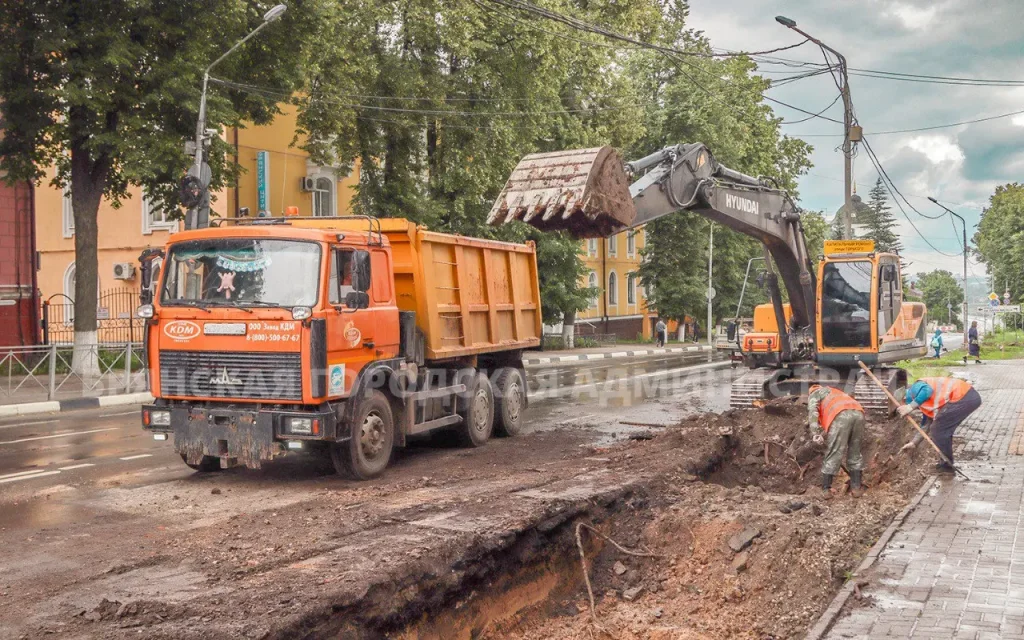 На улице Горького в Брянске строители начали переносить подземные коммуникации