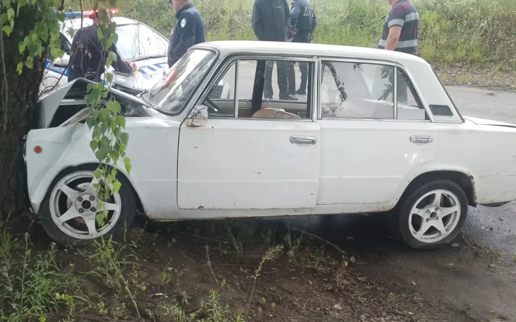 В Брянске несовершеннолетние угнали «копейку» и врезались в дерево