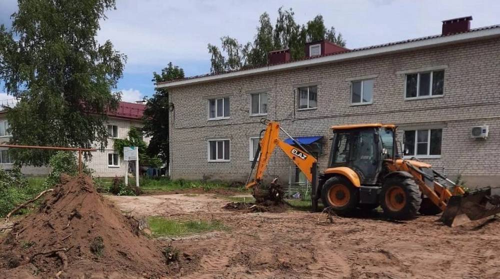 В Клинцовском районе в рамках партпроекта «Городская среда» благоустраивают дворовые территории