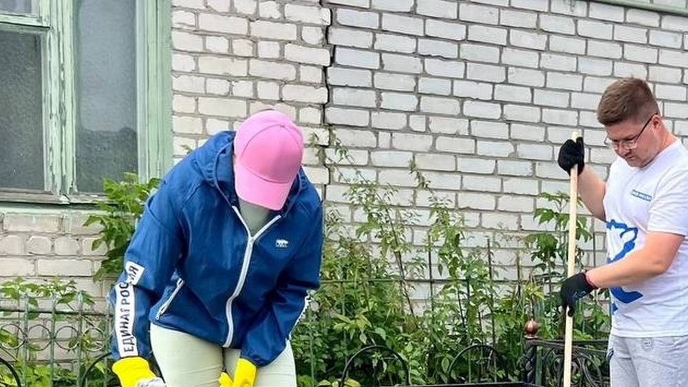 Партийцы благоустроили захоронения ветеранов войны и почетных жителей Карачева