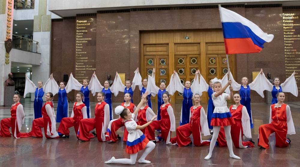 «Музей Победы» предложил брянцам создать триколор ко Дню российского флага