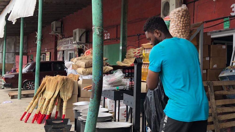 Свободные негры поступили на службу к торговцам Щукинского рынка в Брянске