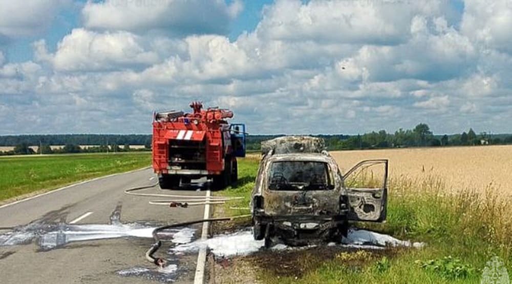 Под Локтем на трассе при загадочных обстоятельствах сгорел легковой автомобиль