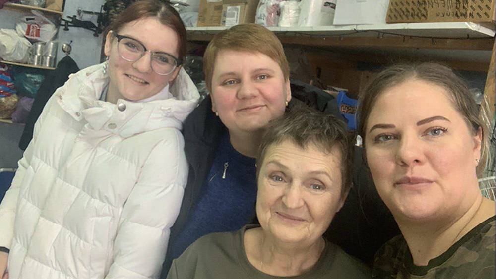 Рукодельницы из Новозыбкова отправили бойцам множество тёплых вещей