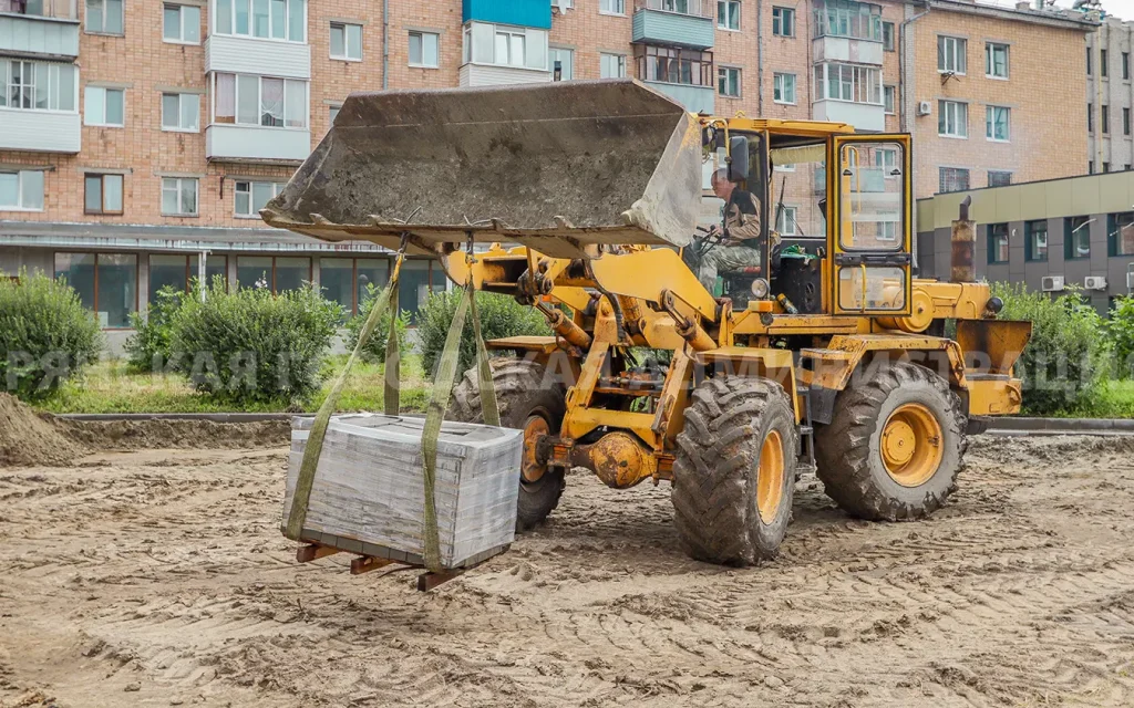 На площади Октябрьской революции в Брянске завершили укладку плитки