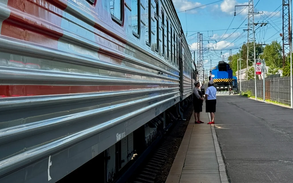 Из-за атаки БПЛА россияне провели в поезде 5 часов на жаре