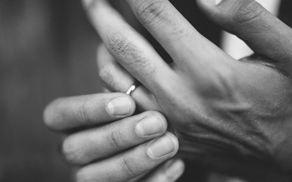 В Брянске аферист смог украсть золотое кольцо во время рукопожатия