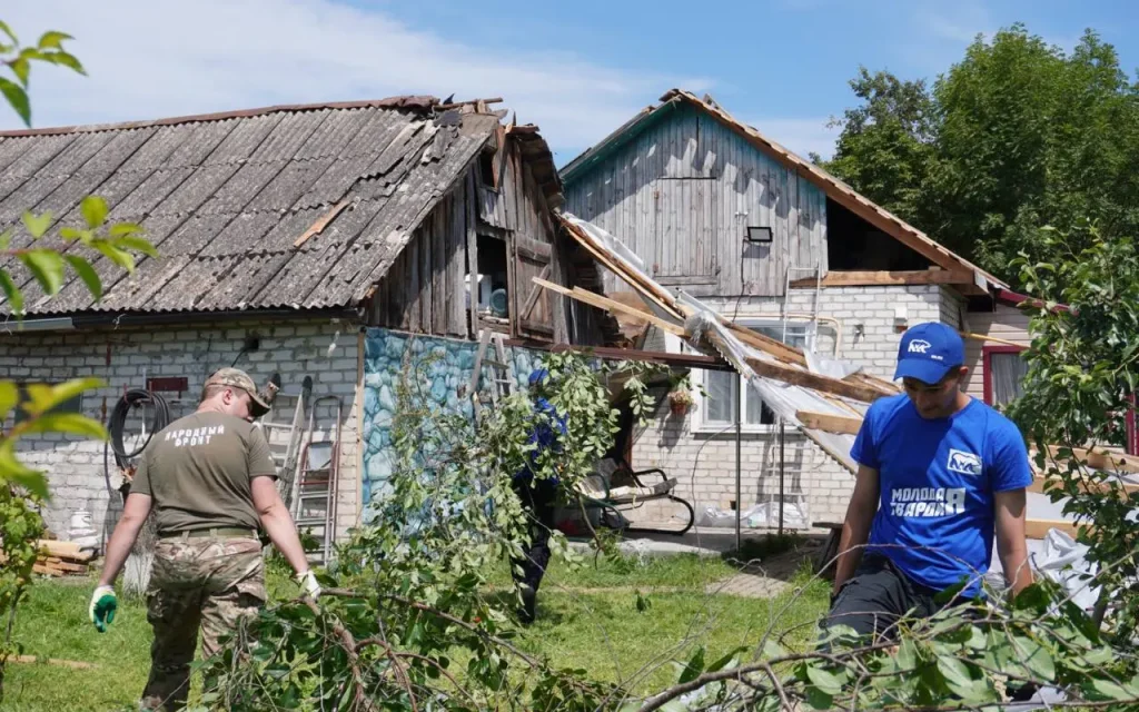 Волонтёры помогли жителям Климовского района после удара стихии