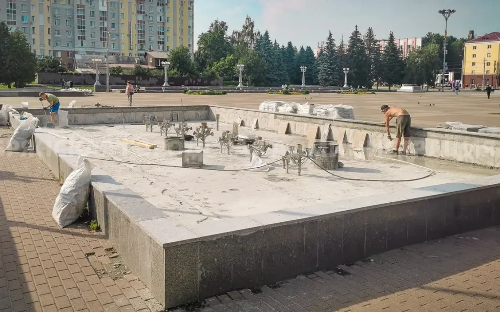 В фонтане на площади Партизан в Брянске начали бетонировать стяжку