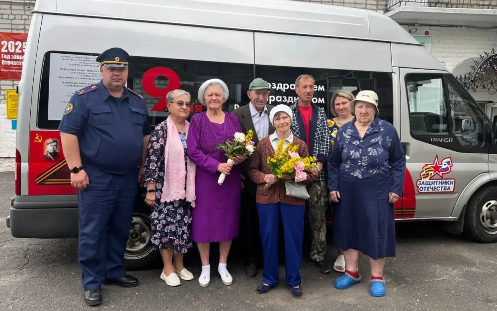 Брянские следователи вывели стариков из приюта на прогулку в парк