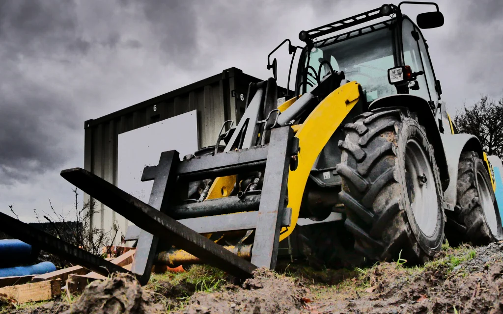 Комплексные услуги аренды экскаватора-погрузчика: что включает полный сервис в 2025 году