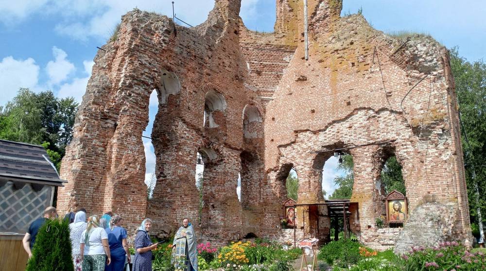 В стенах руинированного храма в честь Казанской иконы Божией Матери села Лески совершен молебен