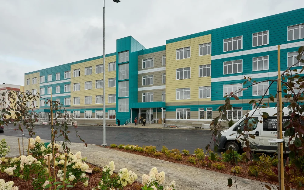 Брянские сотрудники «Россети Центр» обеспечили электроснабжение новой школы в Брянске