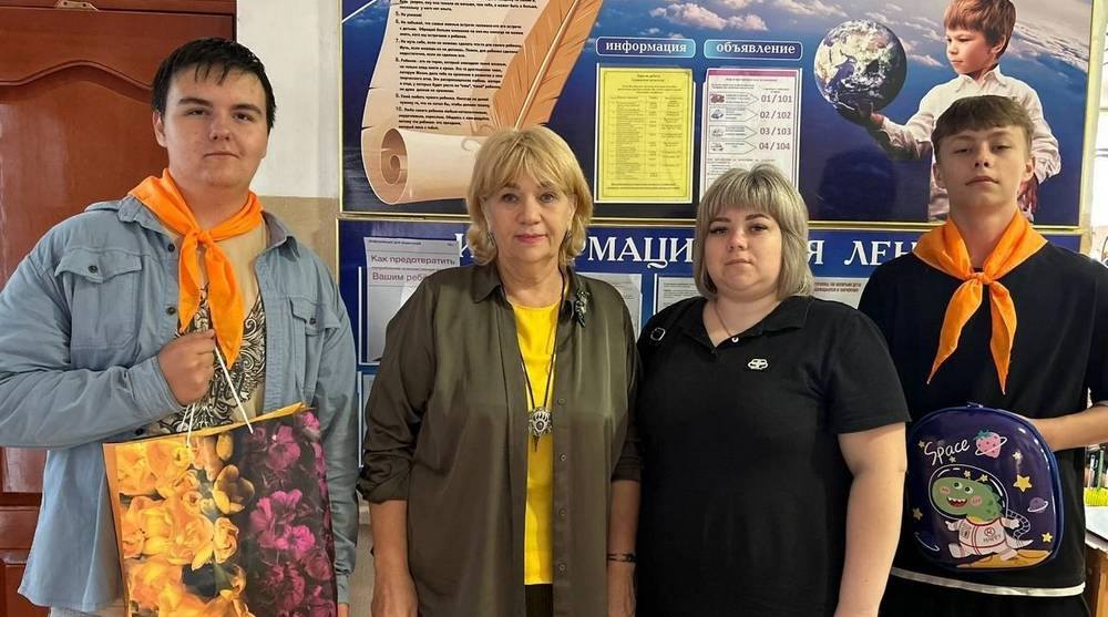 Комплекты школьных принадлежностей в канун учебного года вручили детям бойца СВ