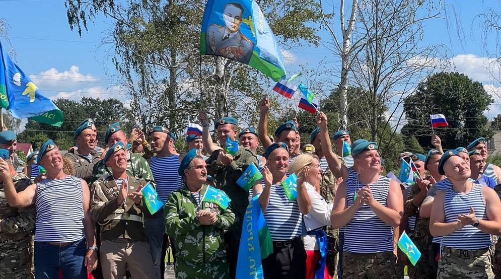 В Климовском районе открыли памятный знак в честь 95-летия Воздушно-десантных войск России