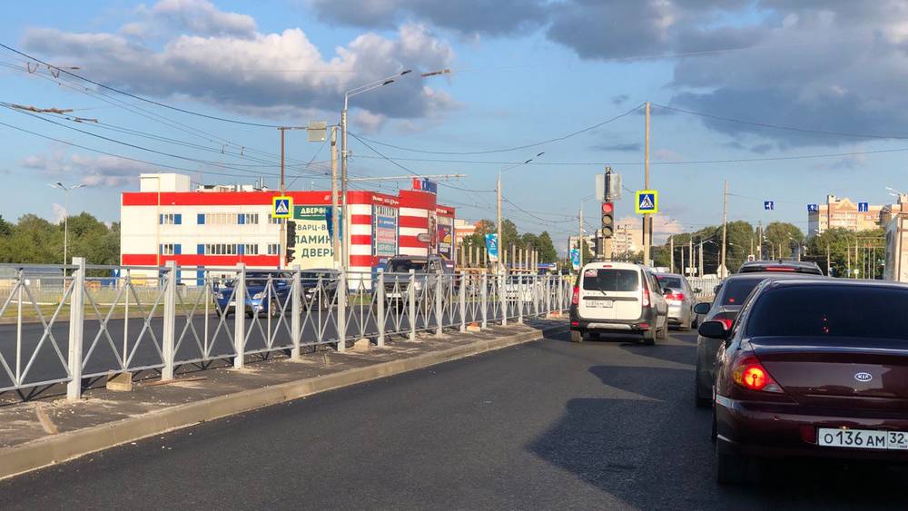 Московский проспект Брянска укрыли новым асфальтом, на люках пока трясет несильно