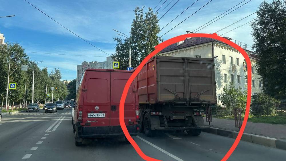В Брянске дорожники создали пробку своим грузовиком
