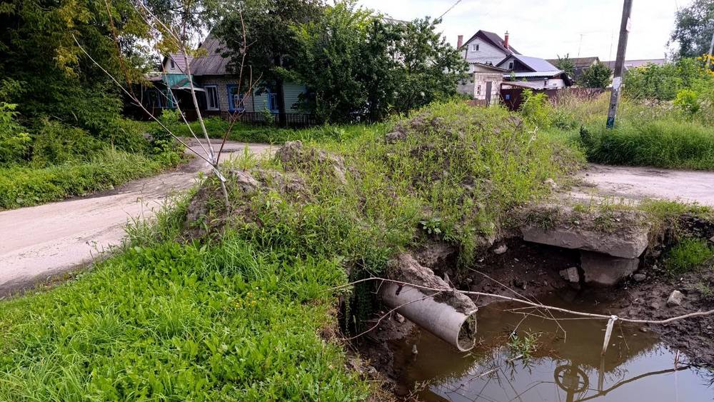 Жители Брянска сломали голову о загадочный раскоп