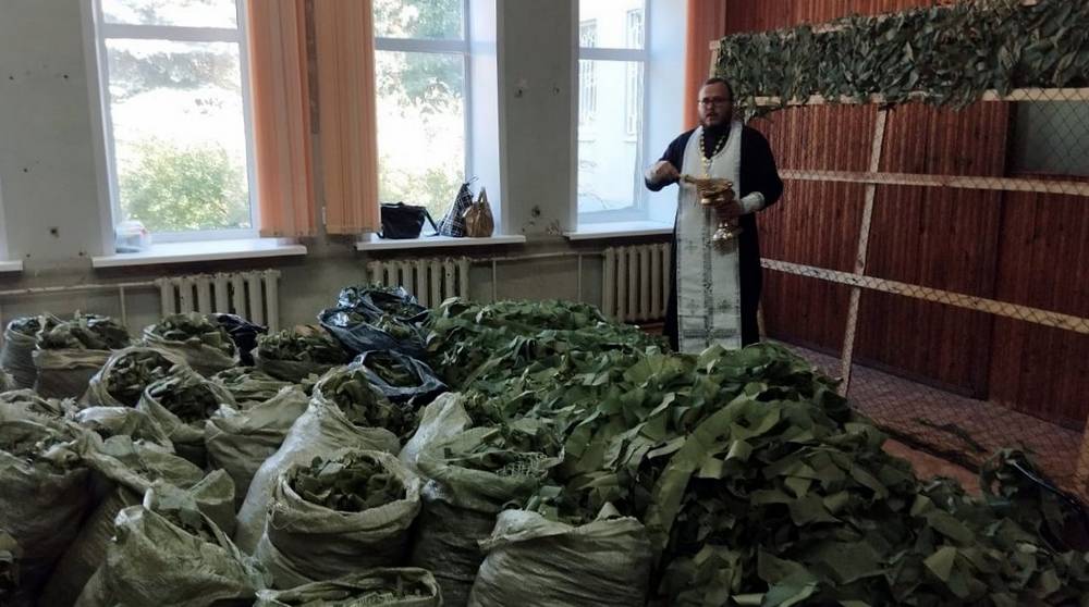 Благочинный Навлинского церковного округа освятил партию маскировочных сетей перед отправкой на СВО