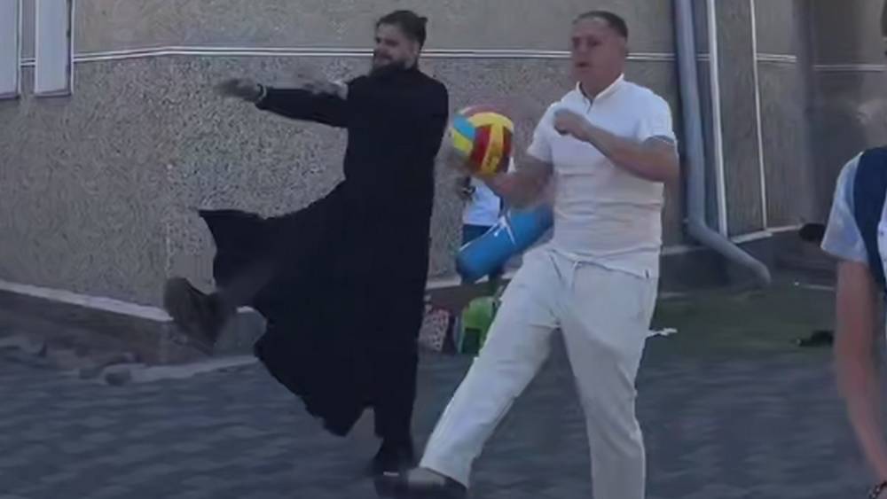 Священник у храма глумливо пустился в пляс под песенку «Мочим москалей»