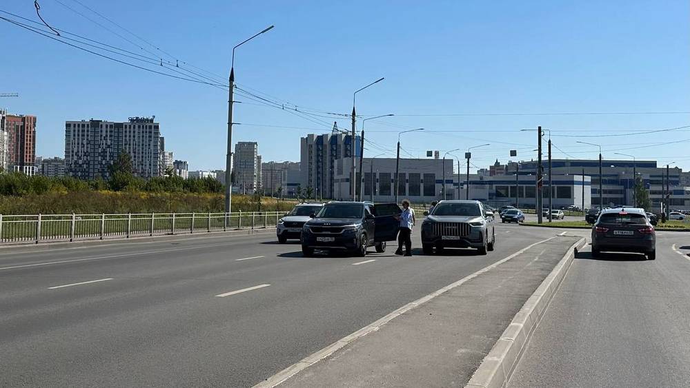 На просторной дороге у «Аэропарка» брянские водители ухитрились столкнуться