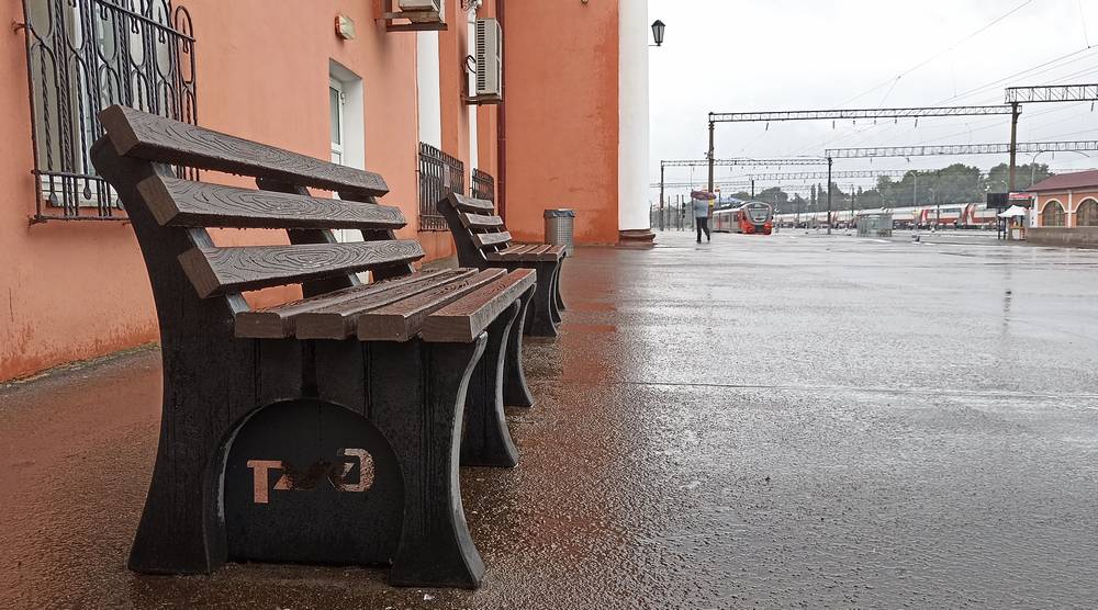 Экоскамейки начали устанавливать на вокзале Брянск-Орловский