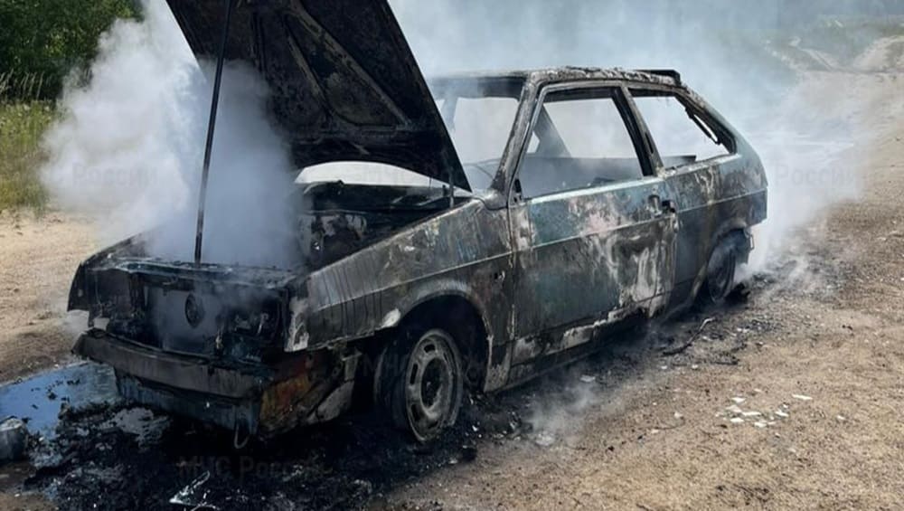 В Брянске при загадочных обстоятельствах сгорел легковой автомобиль
