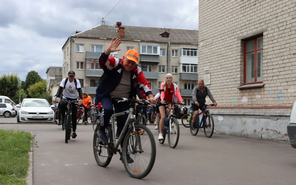 В Брянске железнодорожники провели митинг и велопробег в честь 95-го дня рождения Ивана Леонтьевича Паристого