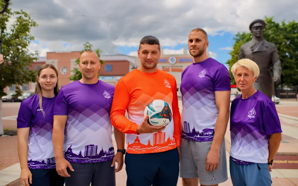 «Динамо-Брянск» представило фиолетовую форму с символами города