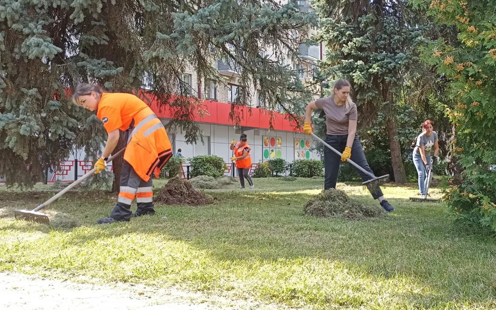 Брянские железнодорожники провели субботник в сквере им. И. Л. Паристого