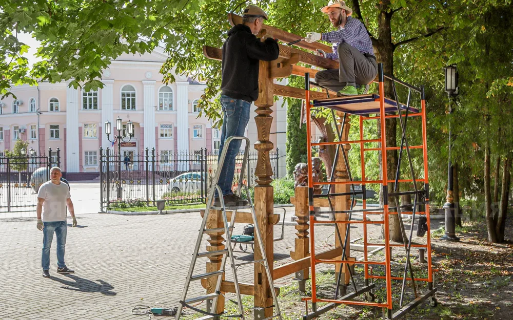 Вход в парк Алексея Толстого в Брянске украсит стенд с деревянными совами