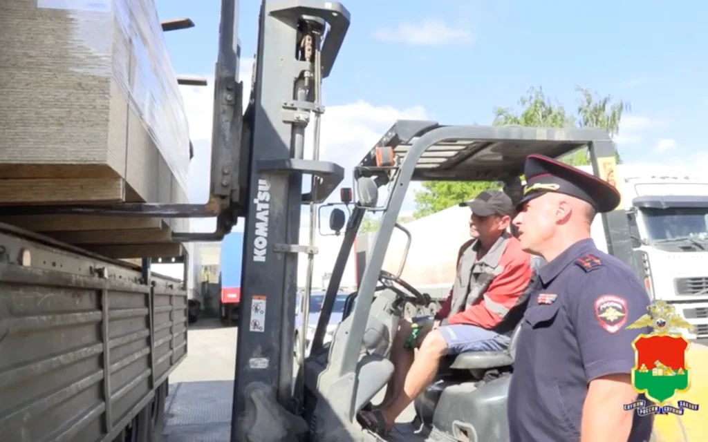 Брянские полицейские передали три тонны гуманитарного груза бойцам в зоне СВО