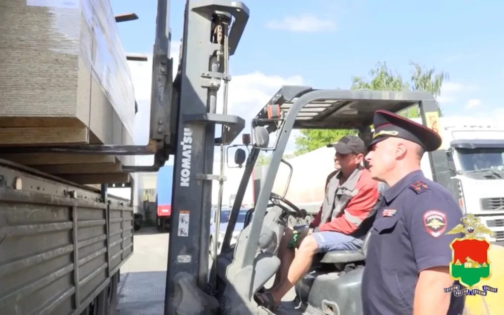 Брянские полицейские передали три тонны гуманитарного груза бойцам в зоне СВО