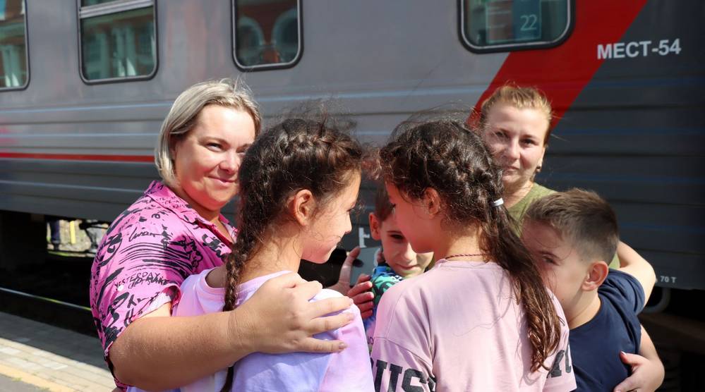 Сладкие подарки для ребят из Луганской Народной Республики передали брянские депутаты