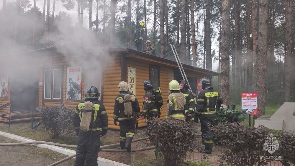 В Брянском районе утром 11 августа потушили горевшую базу отдыха