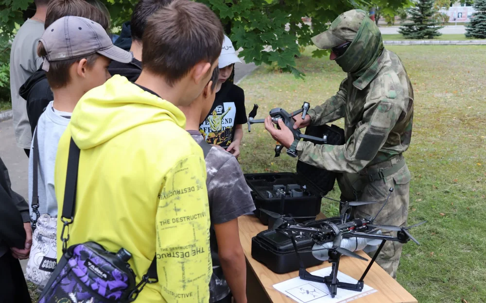 Железнодорожники провели профилактическую акцию для подростков в тренировочном центре ОМОН в Брянске