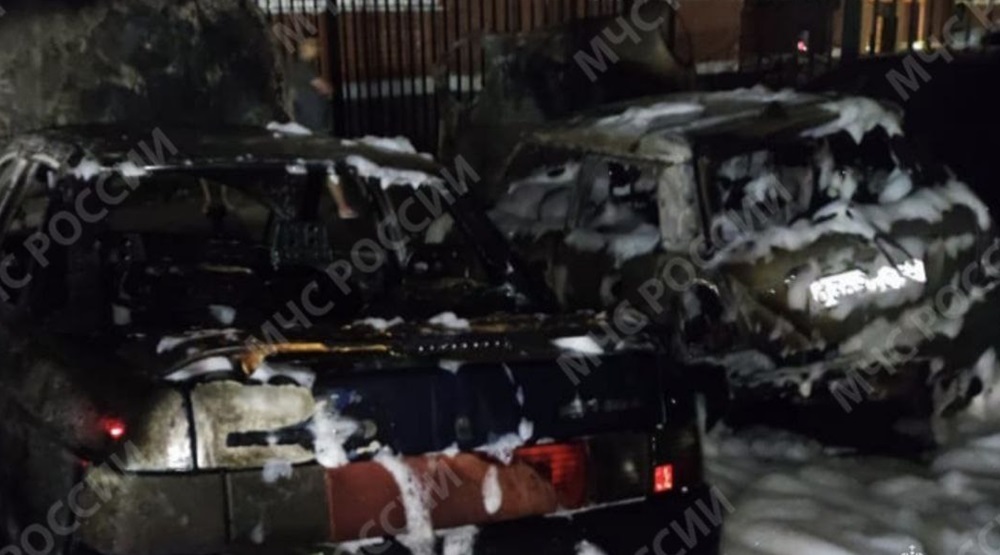 В Брянске на проспекте Московском ночью загадочно сгорели три автомобиля