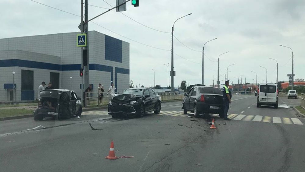 В Брянске возле Дворца единоборств произошло массовое ДТП с тремя автомобилями