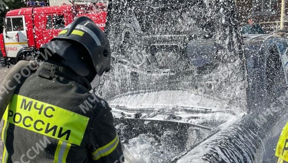 В Брянске при загадочных обстоятельствах сгорел автомобиль в переулке Пилотов