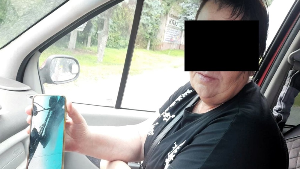 В Брянске пенсионерка угодила под следствие из-за найденного в магазине гаджета