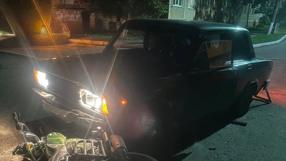 В Сельцо катавший на мопеде девочку 12-летний школьник попал под автомобиль ВАЗ
