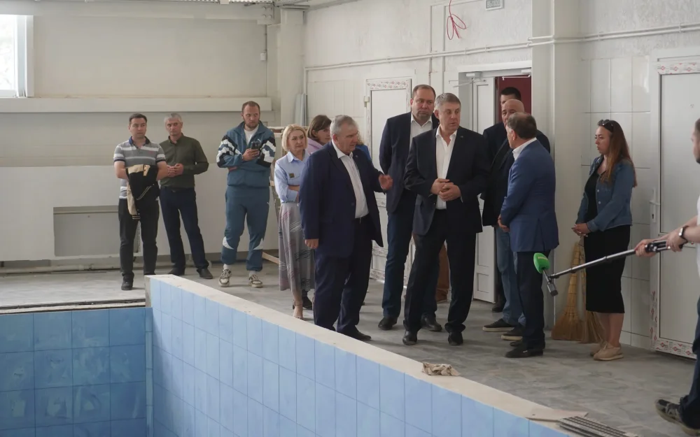Губернатор Брянской области Александр Богомаз посетил строящийся спортивно-оздоровительный комплекс в поселке Локоть