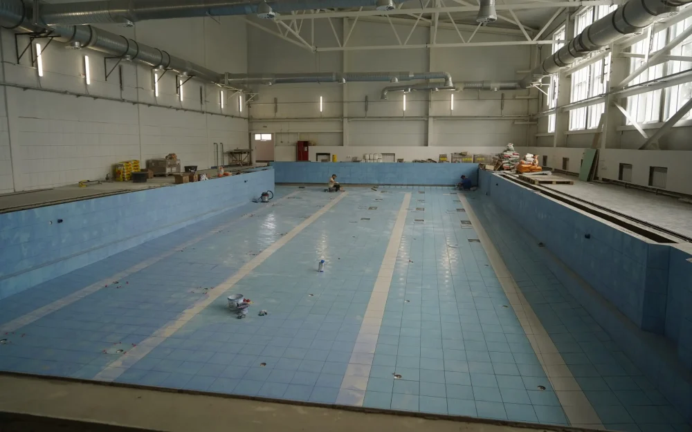 Губернатор Брянской области Александр Богомаз посетил строящийся спортивно-оздоровительный комплекс в поселке Локоть