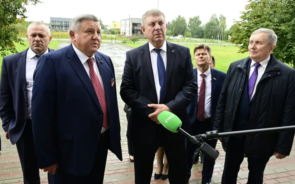 Губернатор подчеркнул значимость инвестиций в образование и спорт в Суземке