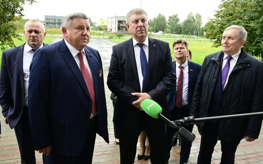 Губернатор подчеркнул значимость инвестиций в образование и спорт в Суземке