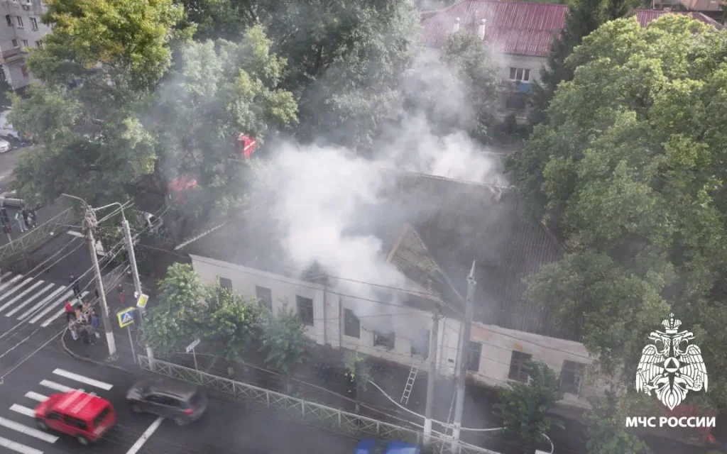 В историческом центре Брянска случился пожар в старом здании