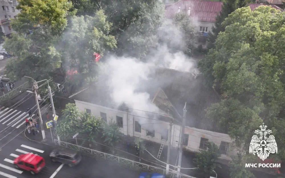 В историческом центре Брянска случился пожар в старом здании