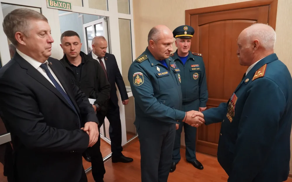 Глава МЧС Александр Куренков посетил Брянск и встретился со спасателями