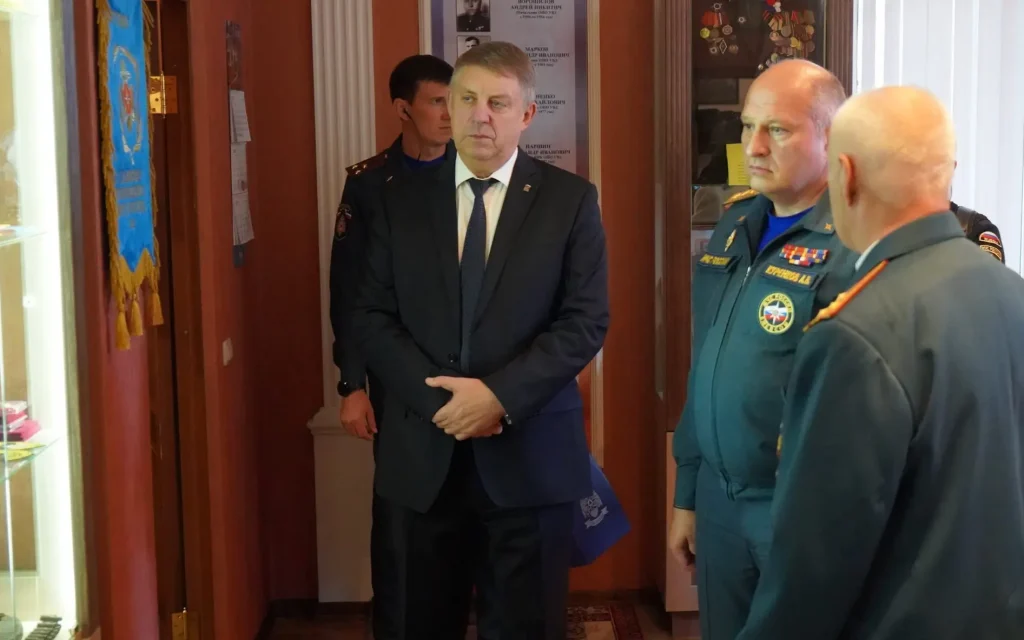Глава МЧС Александр Куренков посетил Брянск и встретился со спасателями