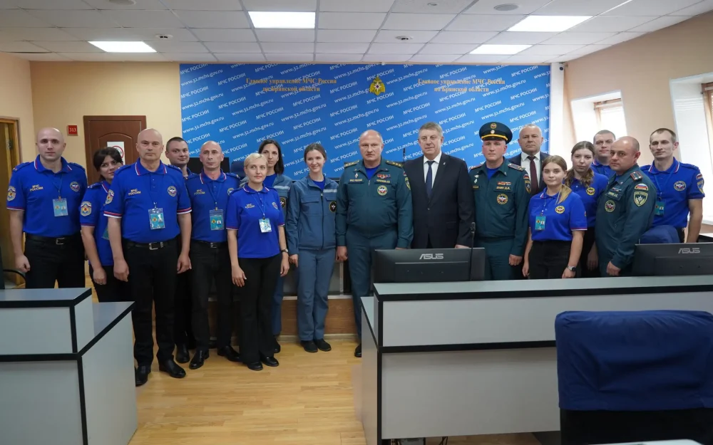 Глава МЧС Александр Куренков посетил Брянск и встретился со спасателями